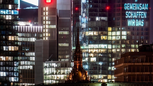 Appell zur geschlossenheit eine lichtprojektion auf dem main tower in frankfurt