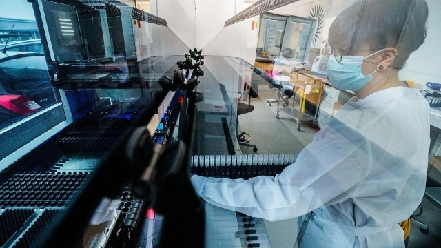 In einem labor in rheinland pfalz wird die britische coroanvirus mutante untersucht